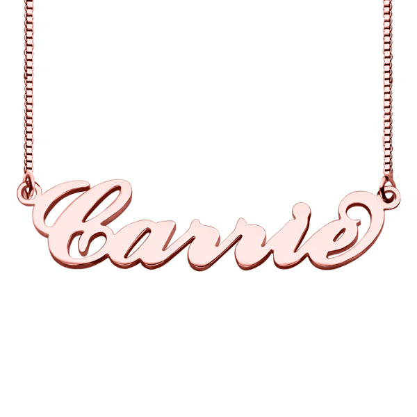 Colar com nome tipo “Carrie” e corrente quadrada em ouro rosa